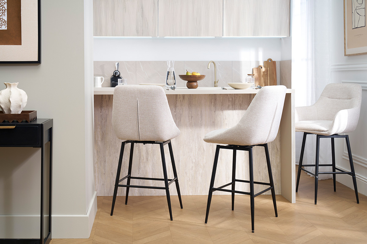 Tabourets de bar pivotants 360� en tissu effet velours textur� beige et m�tal H66 cm (lot de 2) ALESS