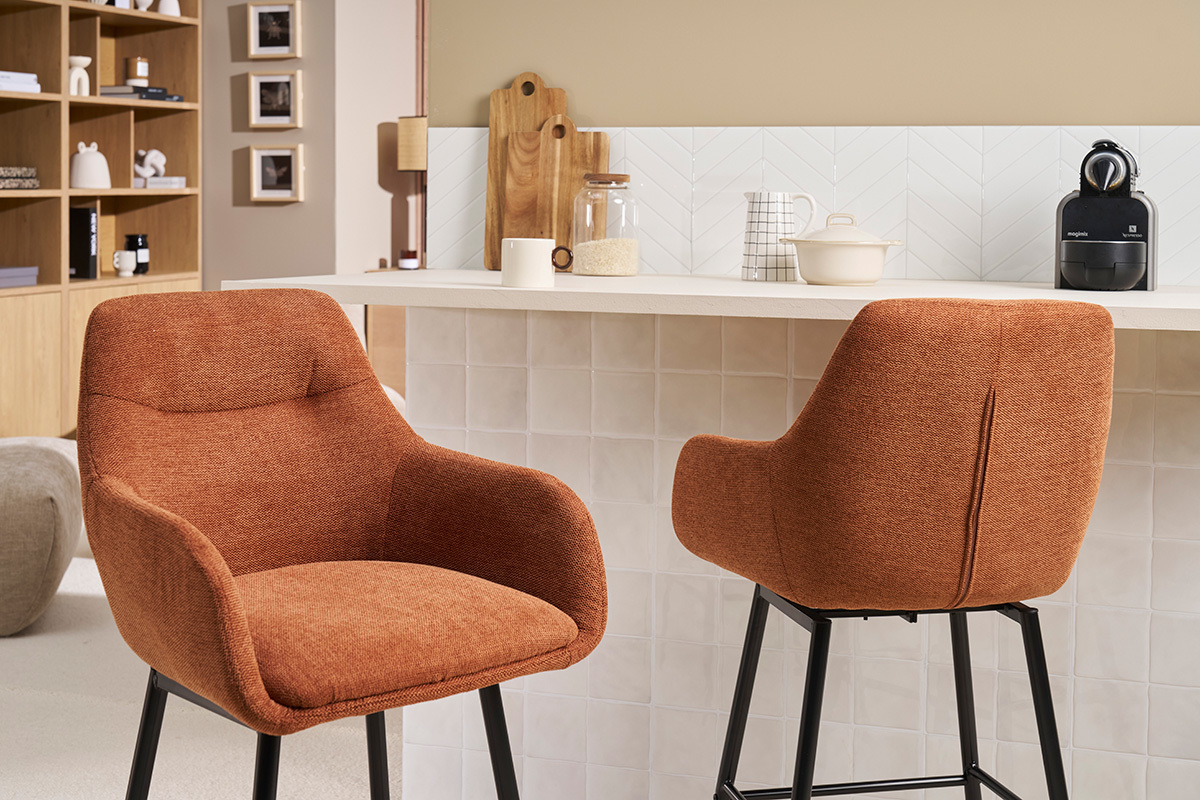 Tabourets de bar pivotants 360� en tissu effet velours textur� terre br�l�e et m�tal H65.5 cm (lot de 2) ALESS