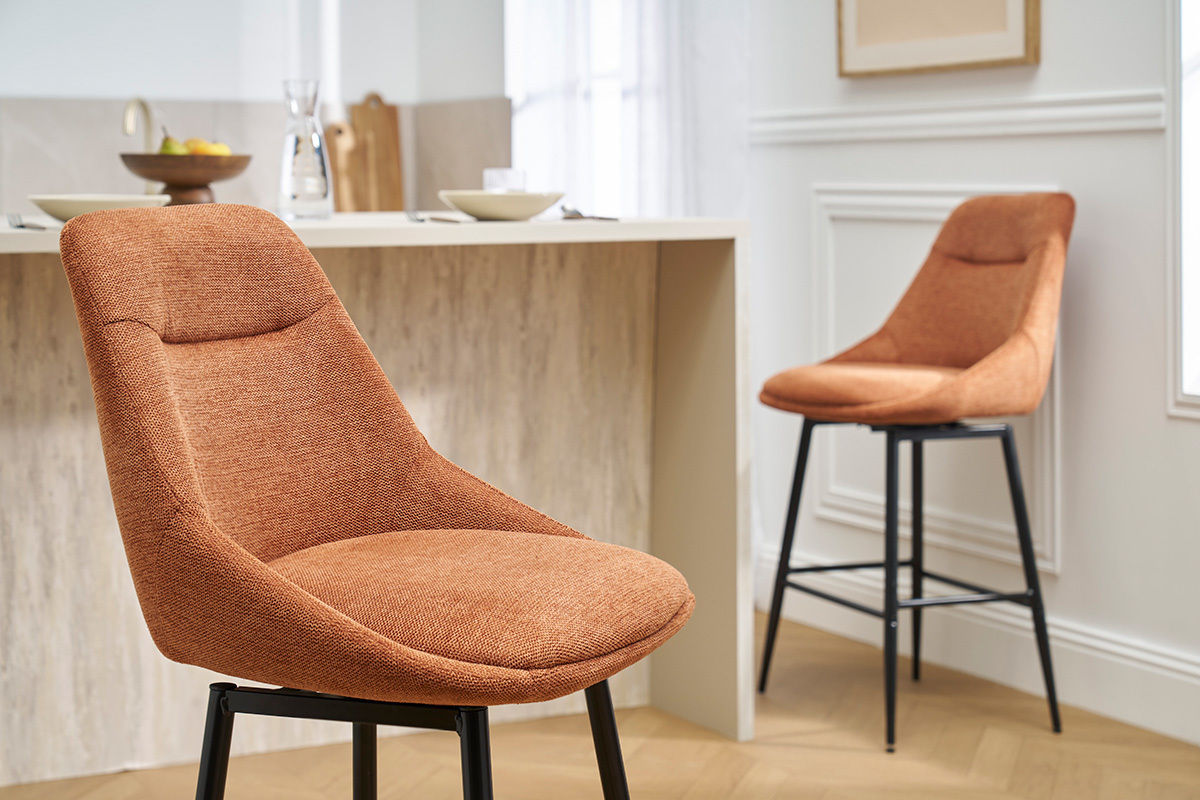 Tabourets de bar pivotants 360� en tissu effet velours textur� terre br�l�e et m�tal H66 cm (lot de 2) ALESS