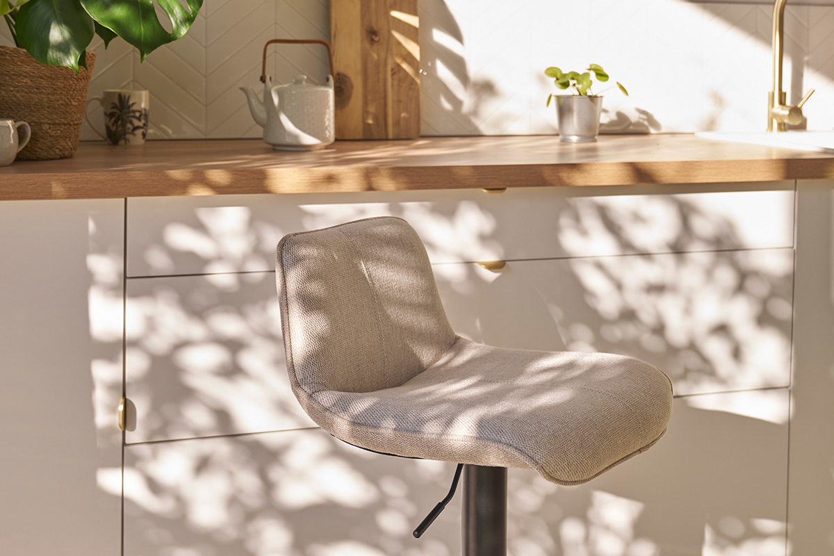 Tabourets de bar r�glables pivotants 360� en tissu effet velours textur� beige et m�tal noir (lot de 2) BOOST