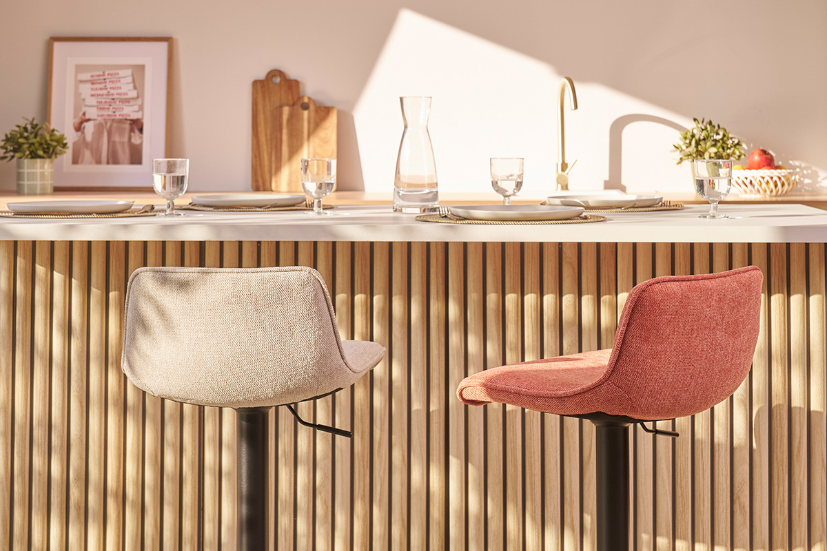 Tabourets de bar r�glables pivotants 360� en tissu effet velours textur� beige et m�tal noir (lot de 2) BOOST