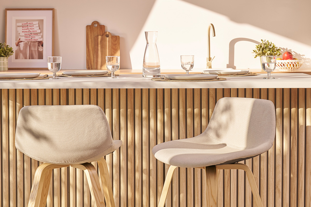 Tabourets de bar scandinaves beige et bois clair H65 cm (lot de 2) NONIE