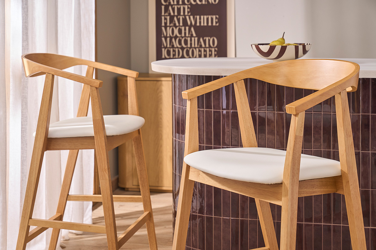 Tabourets de bar scandinaves blancs et bois clair H66.5 cm (lot de 2) BAHIA