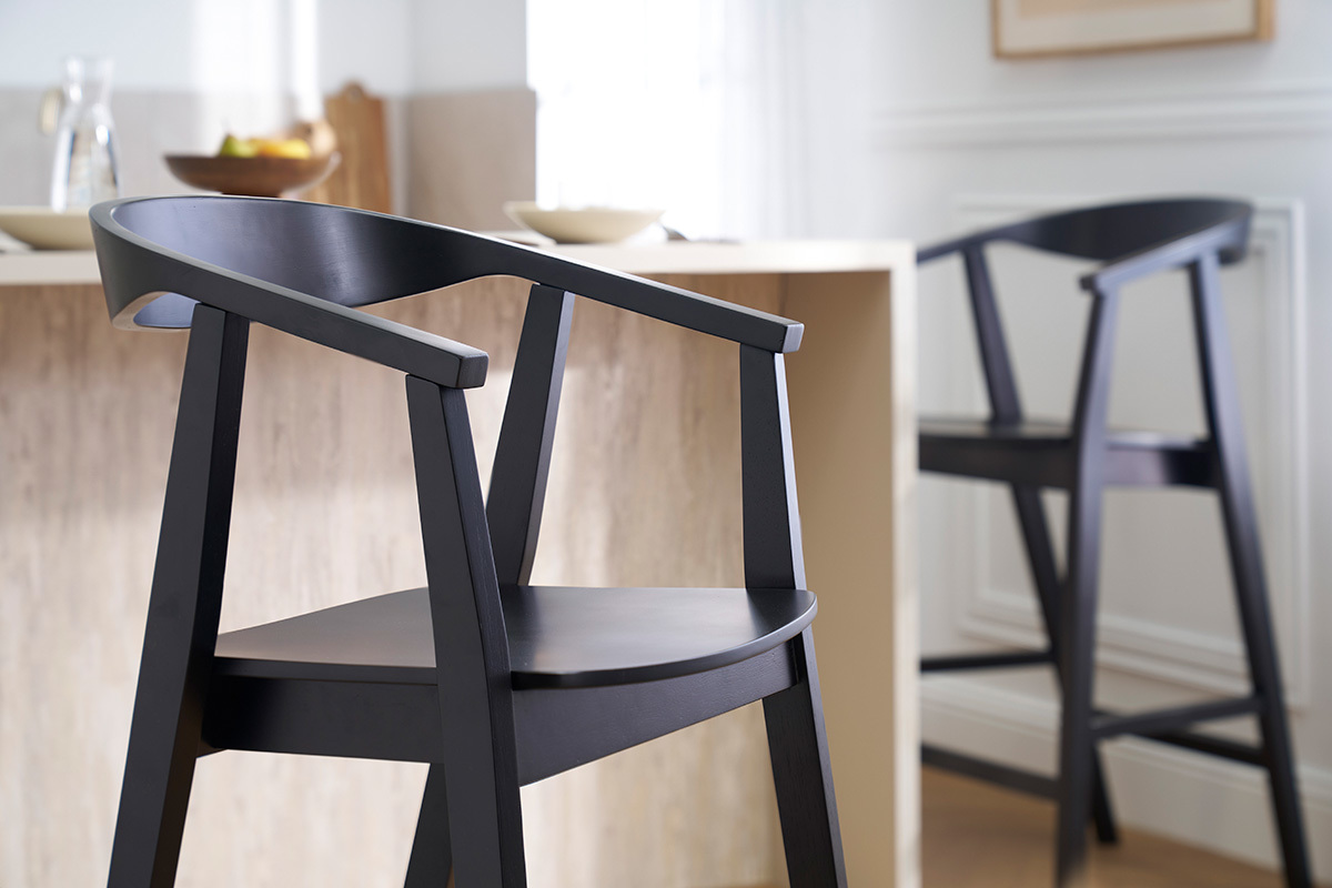 Tabourets de bar scandinaves en bois noir H66.5 cm (lot de 2) BAHIA