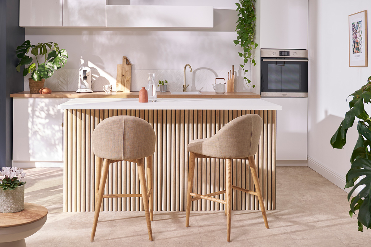 Tabourets de bar scandinaves en tissu beige et fr�ne massif H66.5 cm (lot de 2) DALIA