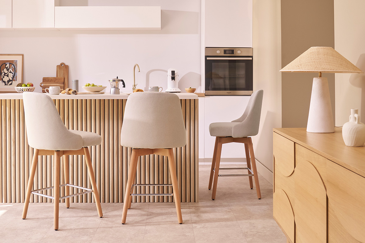 Tabourets de bar scandinaves pivotants 360 en tissu beige et bois htre massif H65 cm (lot de 2) HASTA