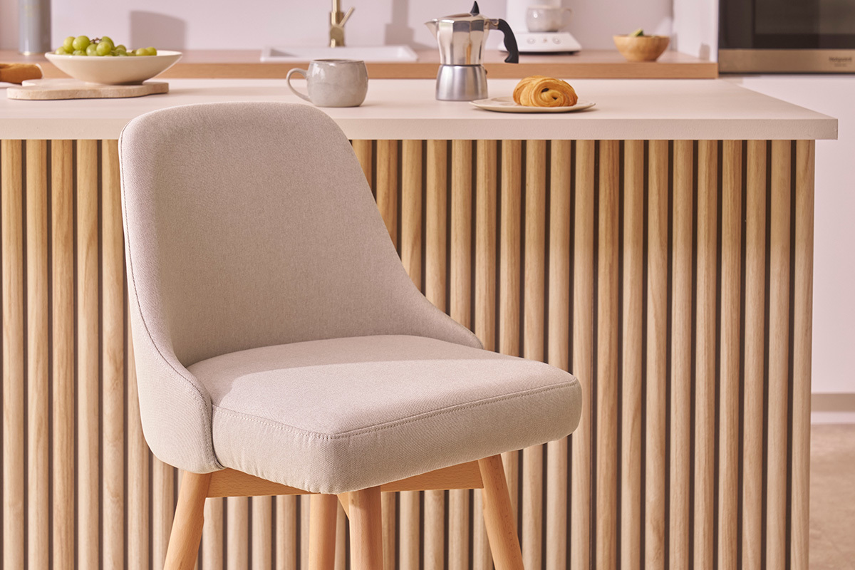 Tabourets de bar scandinaves pivotants 360 en tissu beige et bois htre massif H65 cm (lot de 2) HASTA