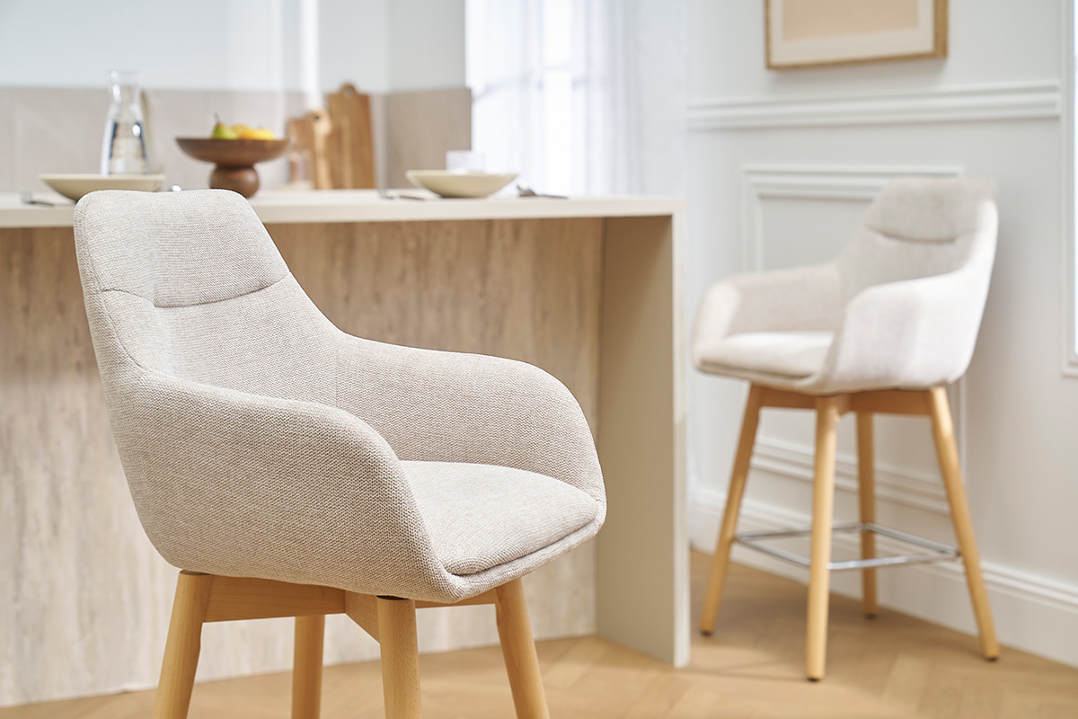 Tabourets de bar scandinaves pivotants 360 en tissu effet velours textur beige et bois clair H65 cm (lot de 2) ALESS