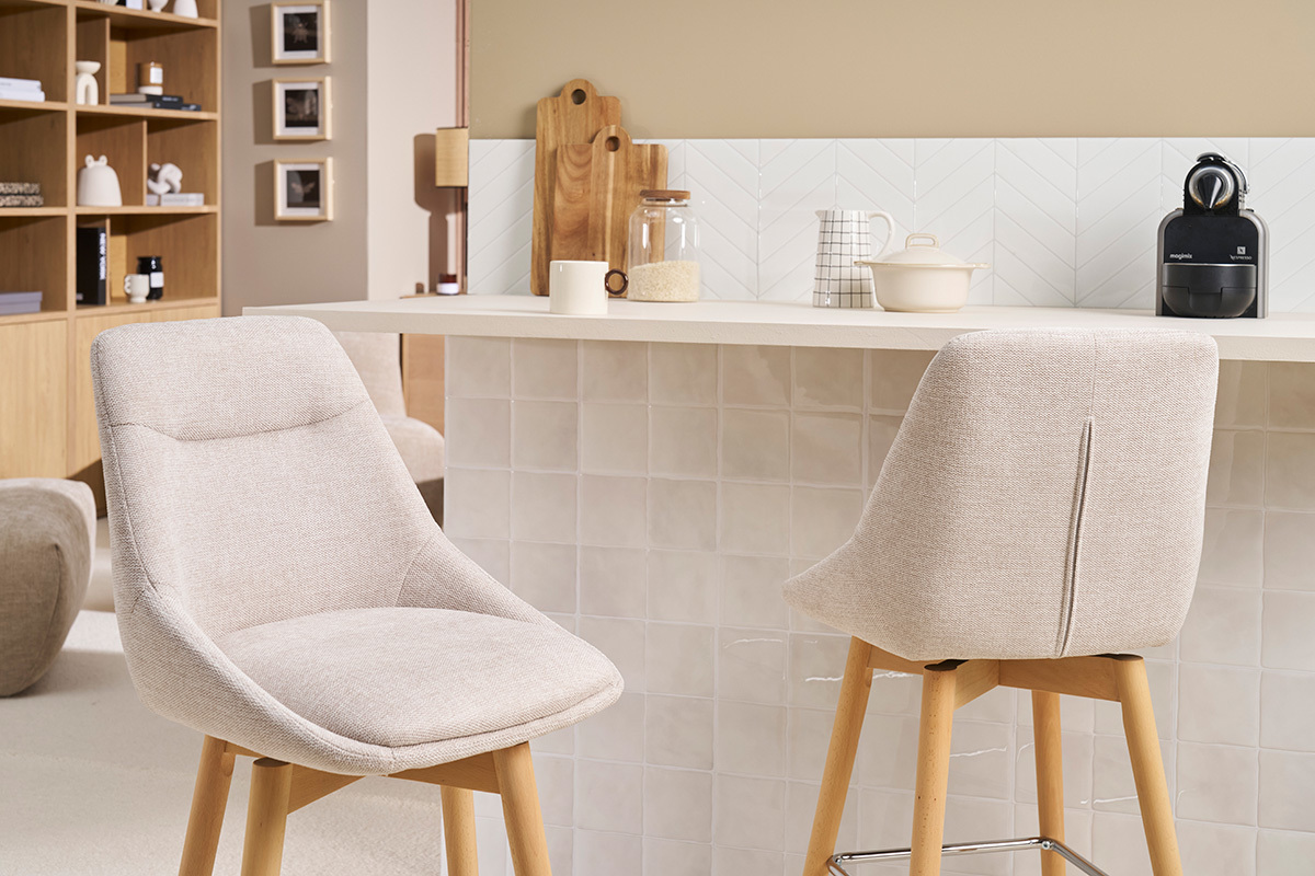 Tabourets de bar scandinaves pivotants 360 en tissu effet velours textur beige et bois clair H65 cm (lot de 2) ALESS