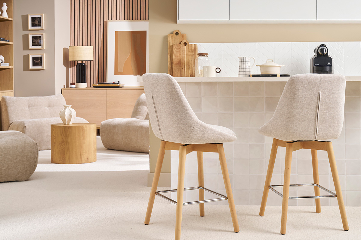Tabourets de bar scandinaves pivotants 360 en tissu effet velours textur beige et bois clair H65 cm (lot de 2) ALESS
