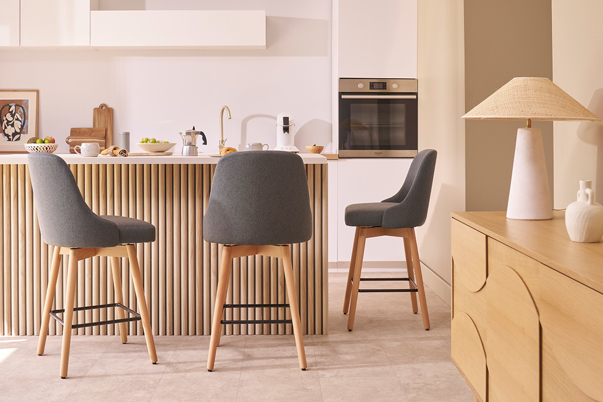 Tabourets de bar scandinaves pivotants 360 en tissu gris fonc et bois htre massif H65 cm (lot de 2) HASTA