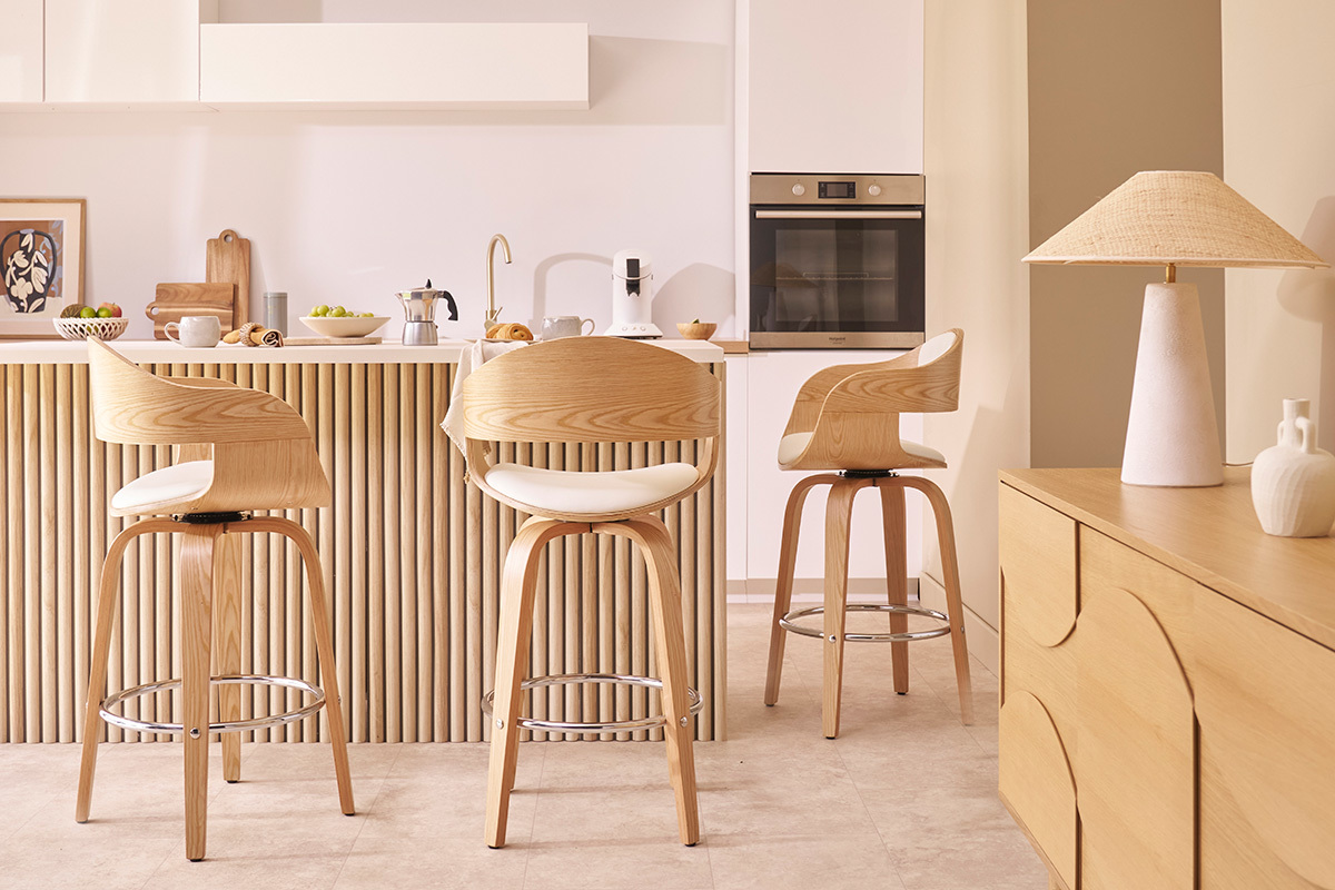 Tabourets de bar scandinaves pivotants 360� en bois clair H67.5 cm (lot de 2) GAO