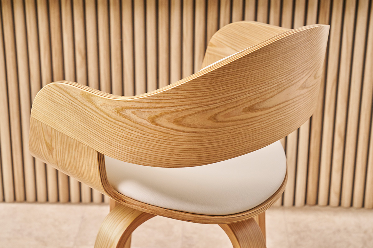 Tabourets de bar scandinaves pivotants 360� en bois clair H67.5 cm (lot de 2) GAO