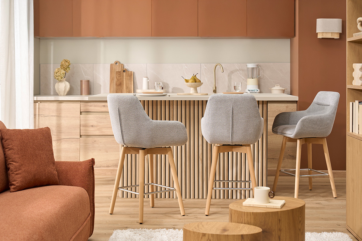 Tabourets de bar scandinaves pivotants 360� en tissu effet velours textur� gris clair et bois clair H65 cm (lot de 2) ALESS