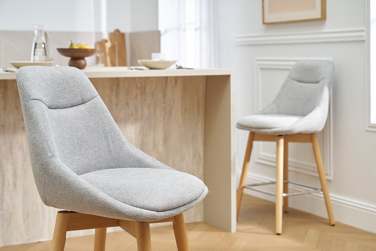 Tabourets de bar scandinaves pivotants 360� en tissu effet velours textur� gris clair et bois clair H65 cm (lot de 2) ALESS