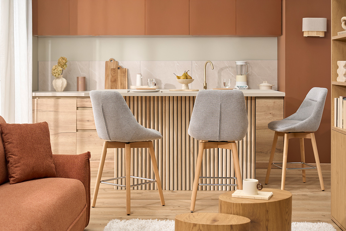 Tabourets de bar scandinaves pivotants 360� en tissu effet velours textur� gris clair et bois clair H65 cm (lot de 2) ALESS