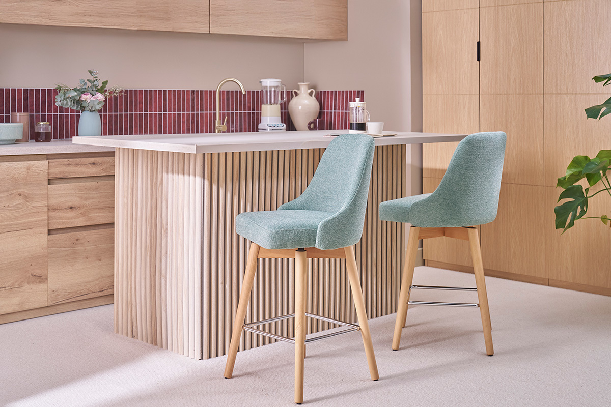 Tabourets de bar scandinaves pivotants 360� en tissu effet velours textur� vert c�ladon et bois h�tre massif H65 cm (lot de 2) HASTA