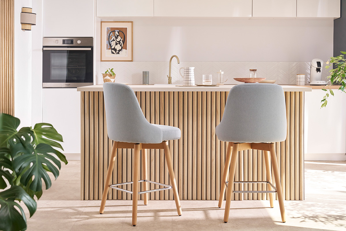 Tabourets de bar scandinaves pivotants 360� en tissu gris clair et bois h�tre massif H65 cm (lot de 2) HASTA