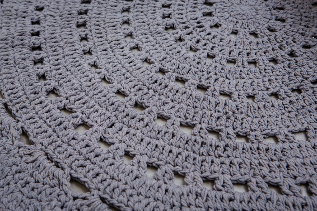 Tapis rond en crochet gris fonc� 120 cm ALMA